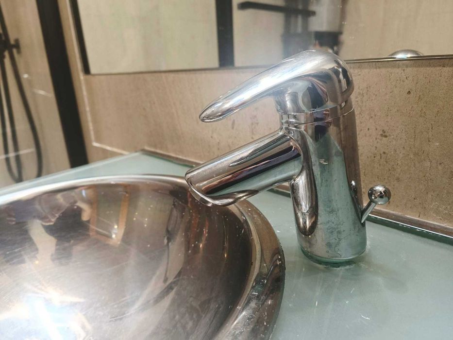 Lavatório suspenso vidro com torneira