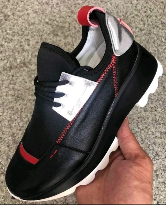 Женские кроссовки