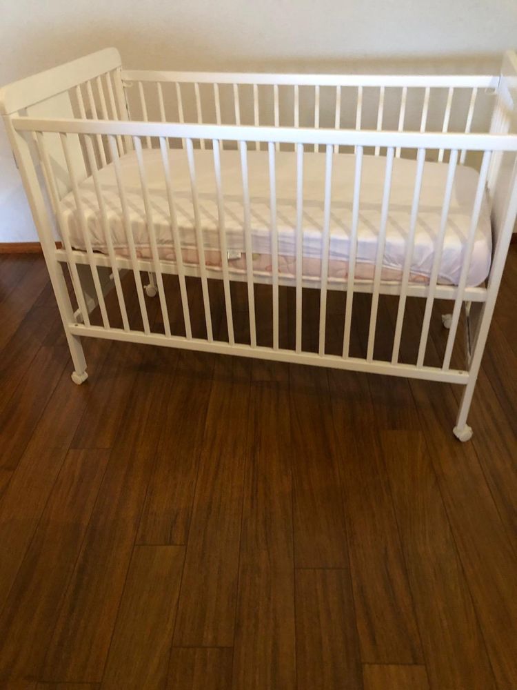 Cama de grades com colchão viscoelástico