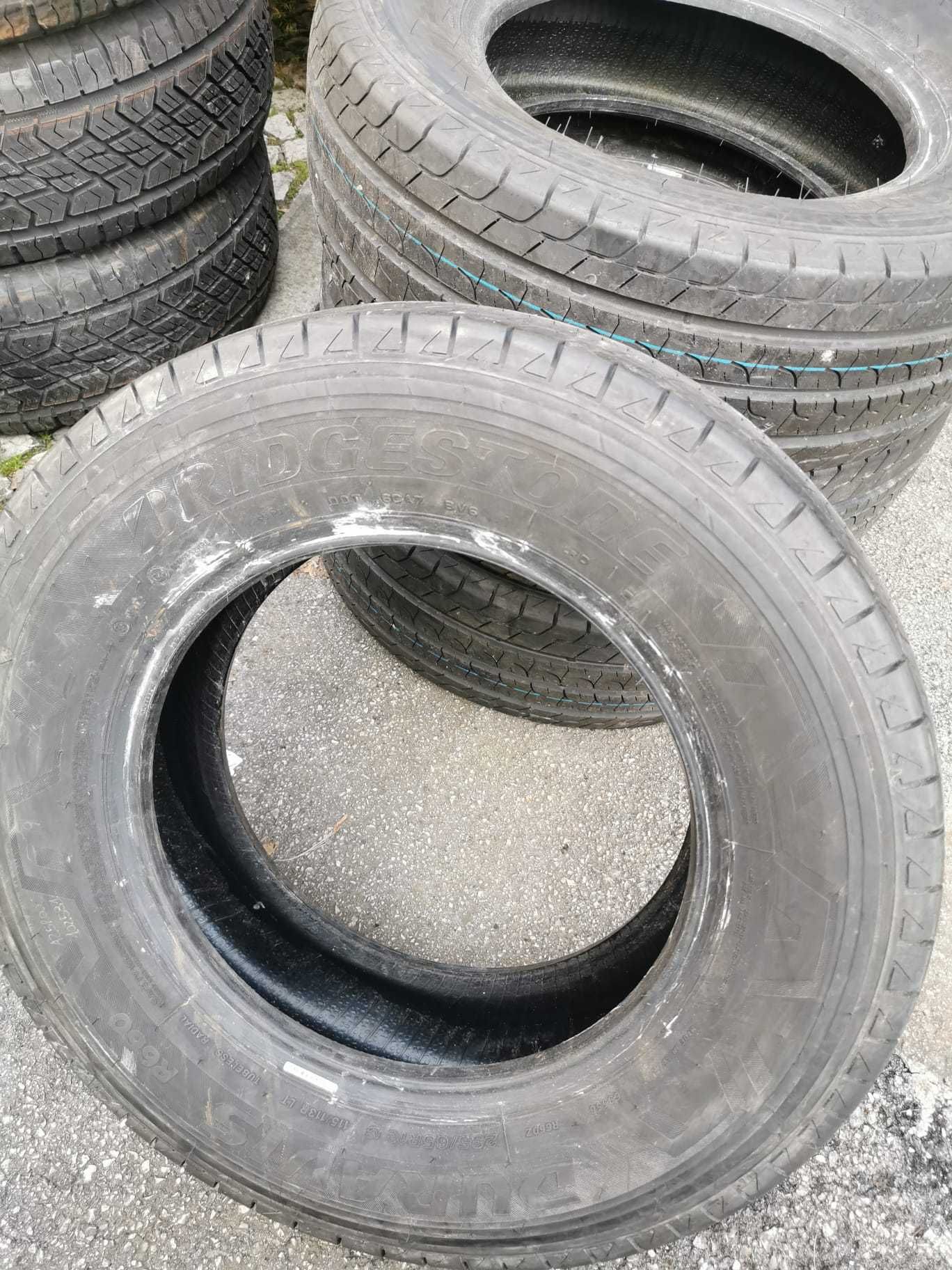 Vendo 4 pneus novos 235 65 R16 C da marca Bridgestone.