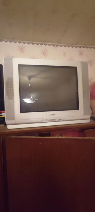 Телевизор Самсунг и берёзка