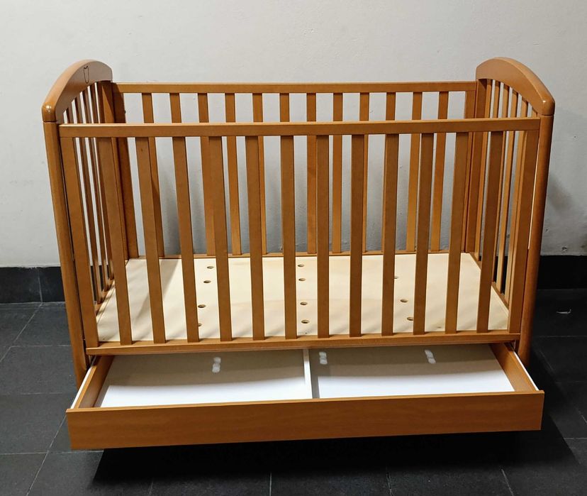 Berço/cama de bebé com grades da Prénatal. Oferta de colchão