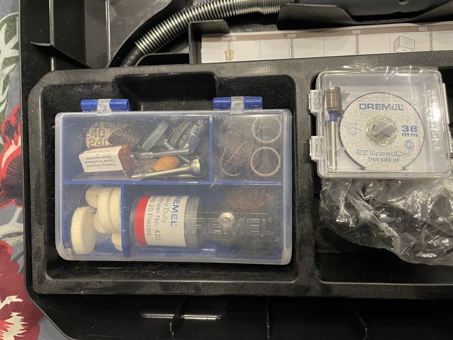 Akcesoria dremel w oryginalnej walizce