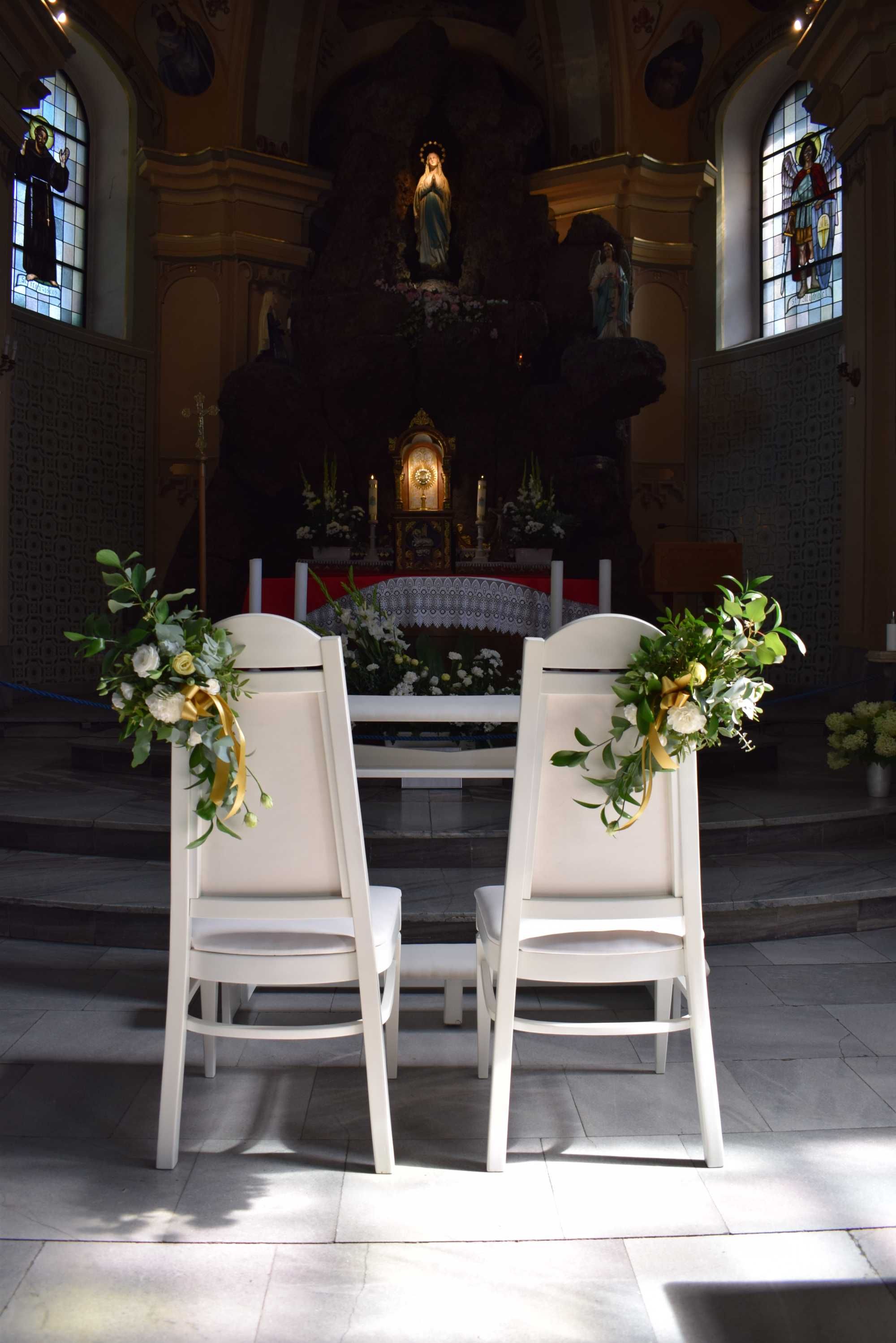 dekoracja kościoła - ślub, biały dywan, kwiaty, dekoracje ślubne