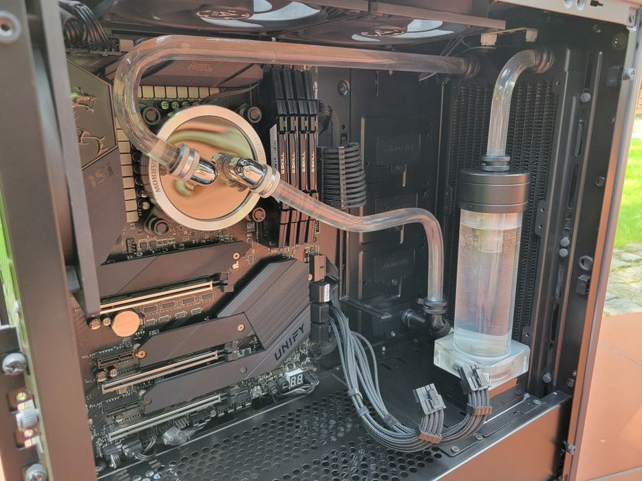 Komputer gamingowy i9 10900k 24GB DDR4 Corsair 750w chłodzenie wodne