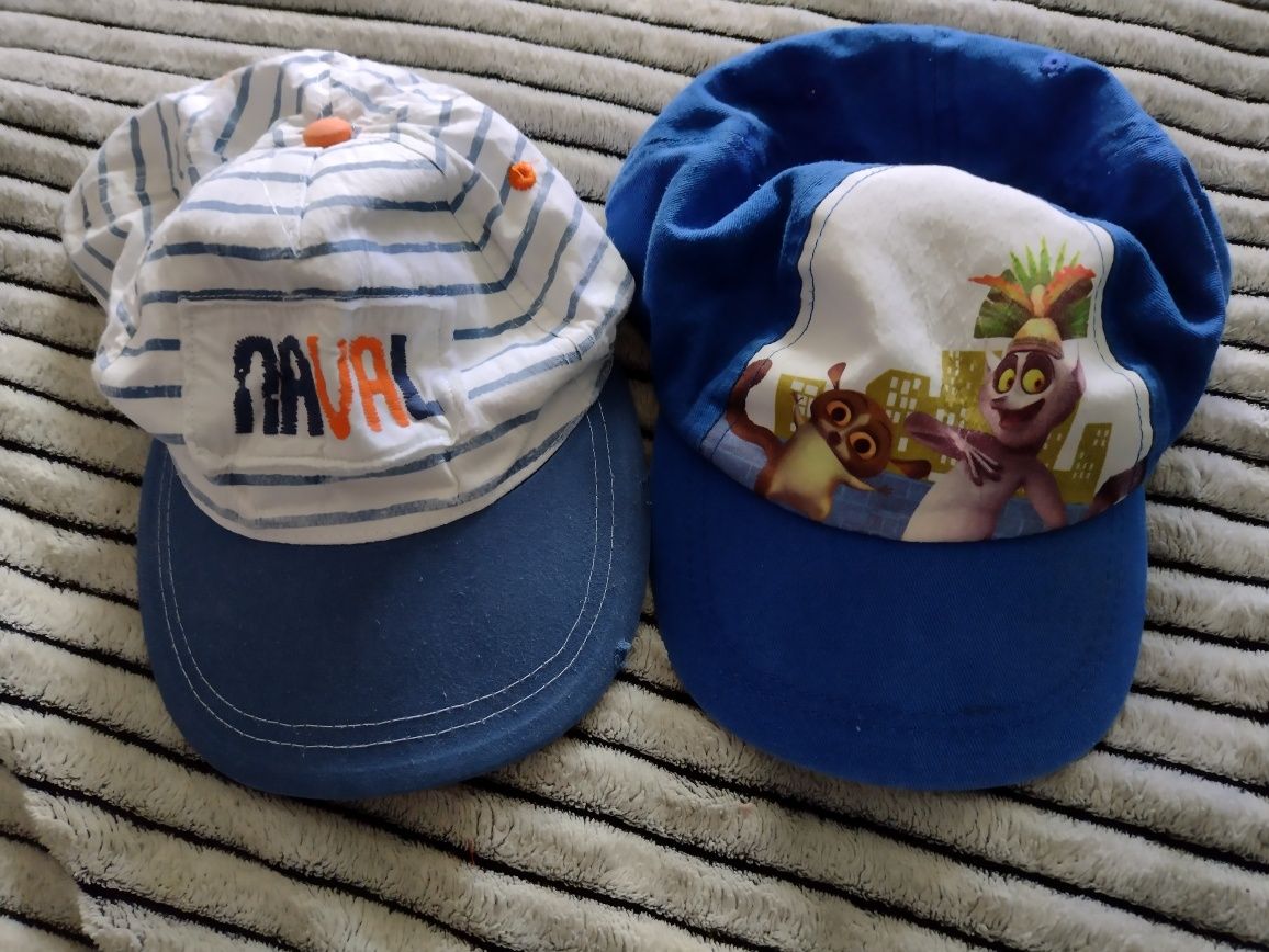 Dwie czapki dla chłopca z daszkiem