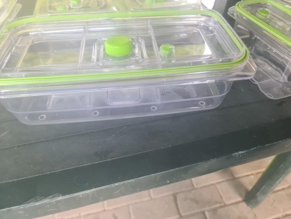 Food saver z pojemnikami próżniowymi