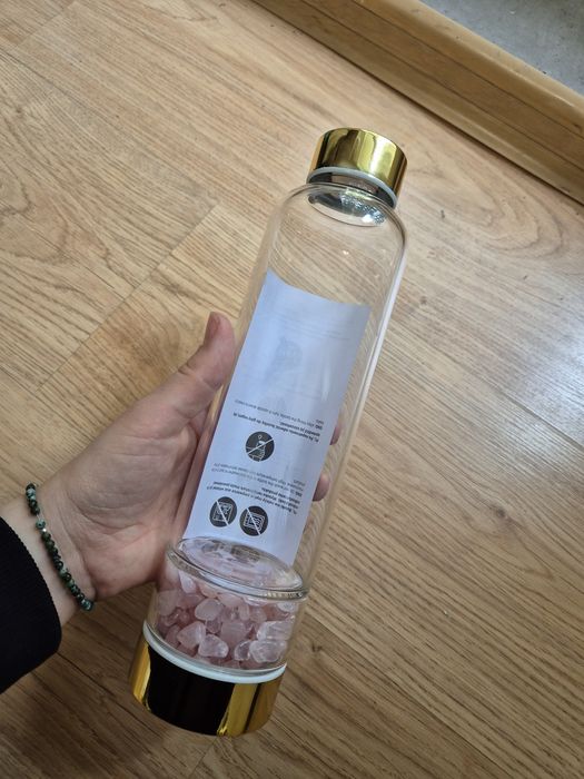 Szklana butelka na wodę  z kamieniami kwarcu