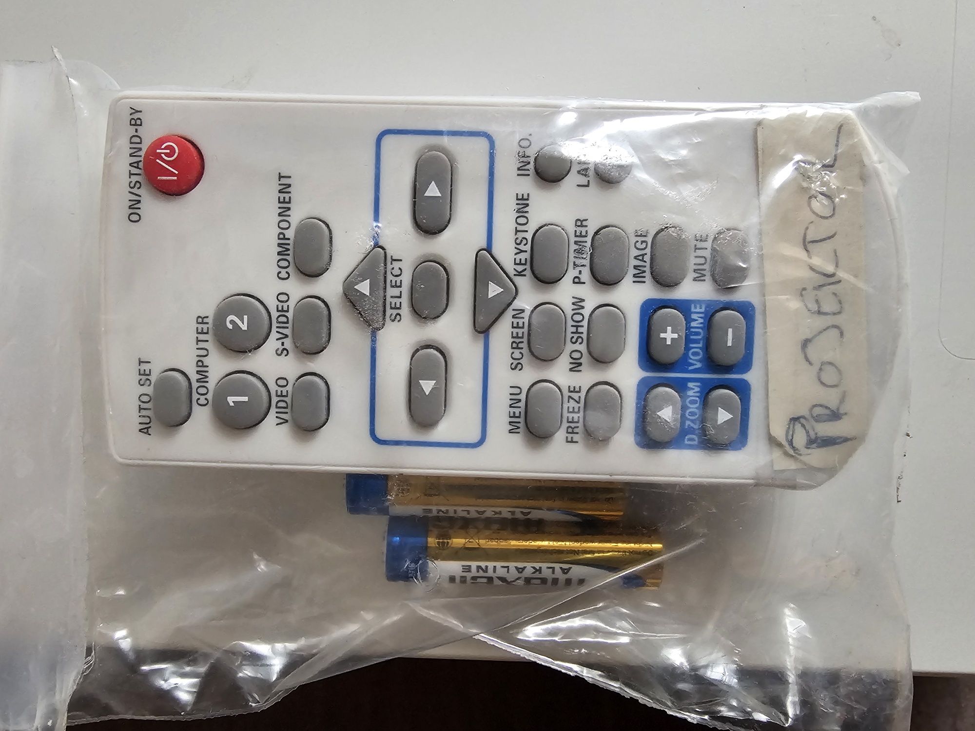 Projektor cyfrowy SANYO z pilotem
