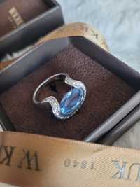 Pierścionek srebrny z błękitnym oczkiem