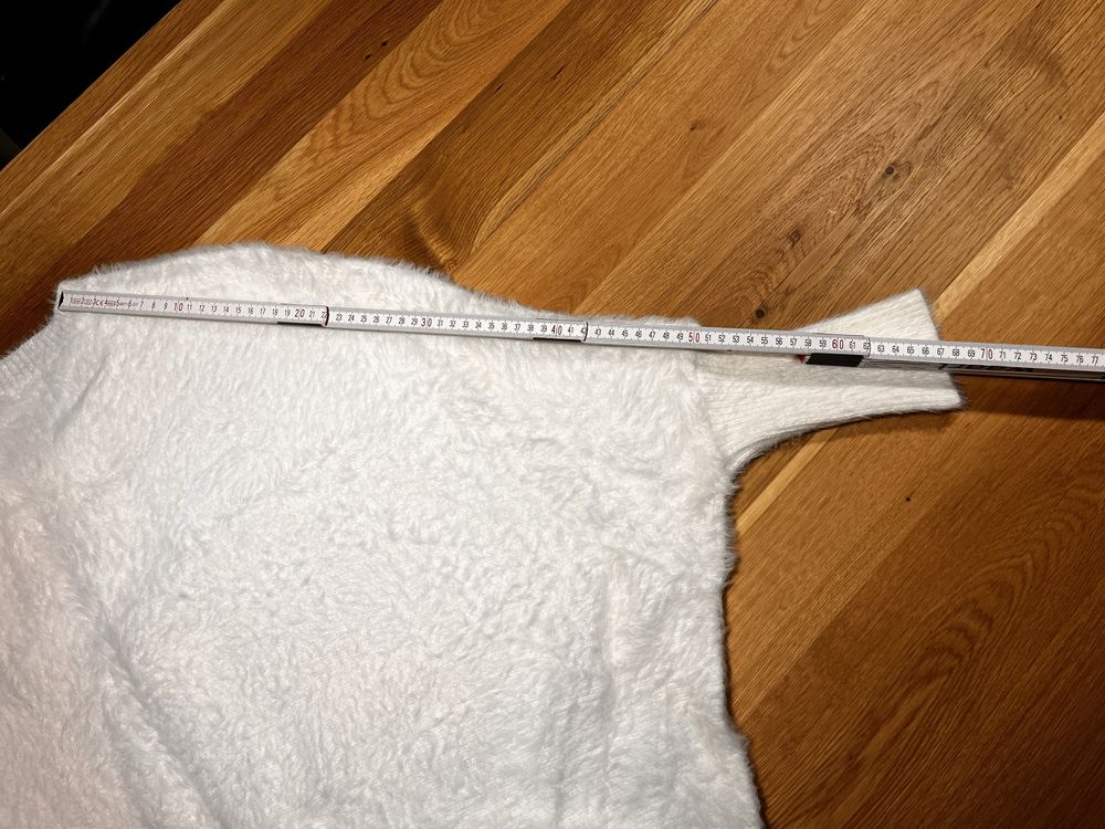 Śmietankowy sweter włochaty oversize