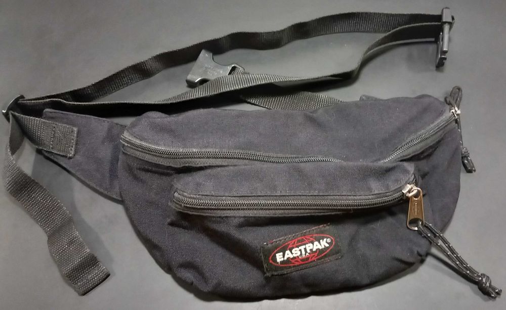 Nerka Eastpak czarna biodrówka kołczan
