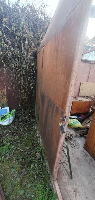 Гараж хороший високий.