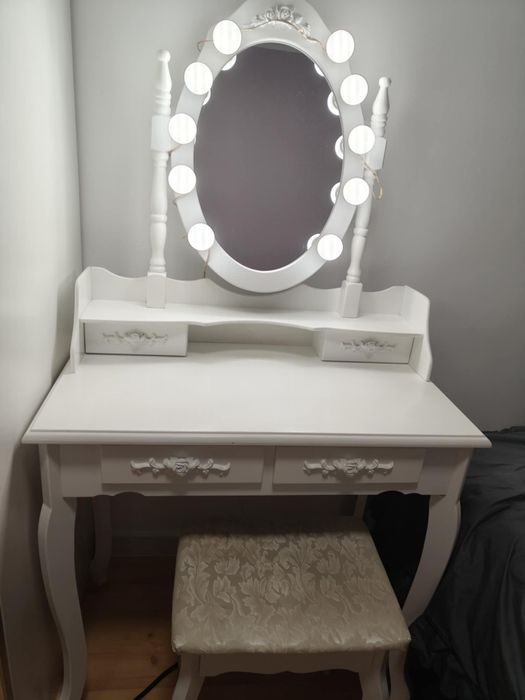 Toaletka z regulowanym oświetleniem