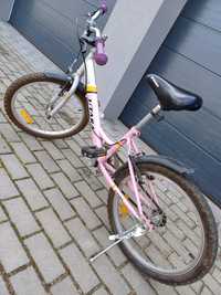 Ładny różowy rower dla dziewczynki