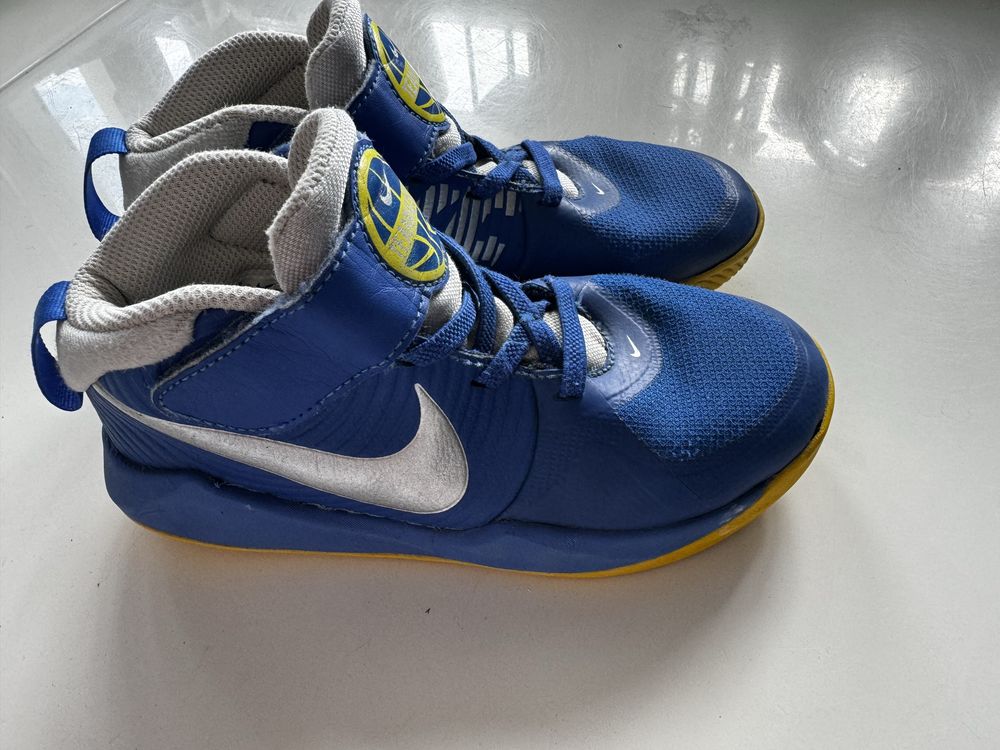 Nike Team Hustle r.31,5