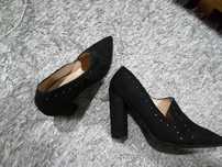 Vários sapatos de salto