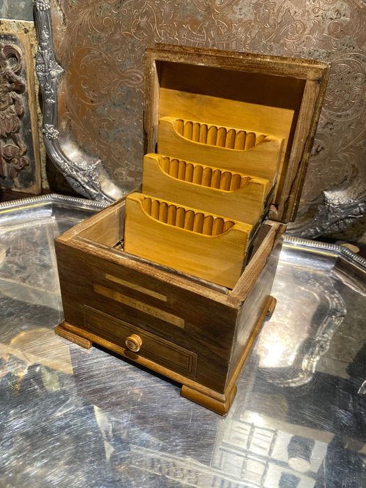 Caixa de Música Cigarreira Antiga Madeiras Nobres embutidos 14 cm