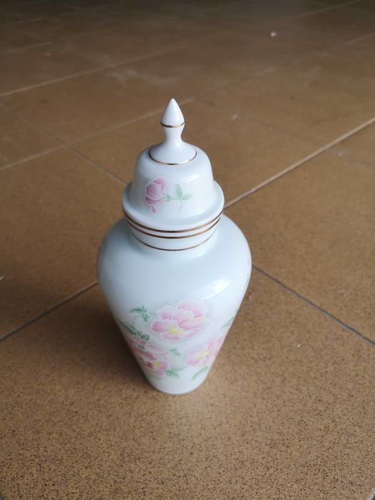 Loiça em porcelana.