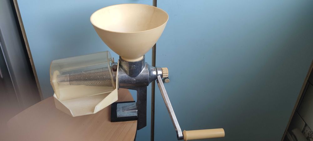 Ручная соковыжималка ,,Струмок" с жмыхорегулятором. Знак качества.