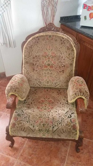Cadeirão antigo em madeira com estofo florar