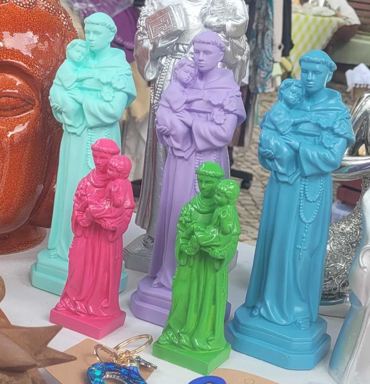 Estatuetas de Santo António com menino Jesus de momento esgotado