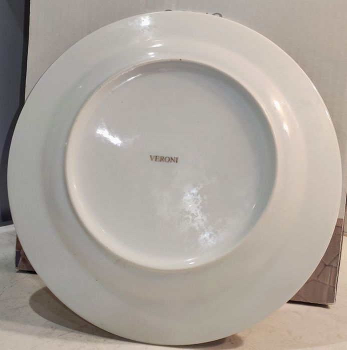 Набір посуду Veroni із золотою каймою в грецькому стилі