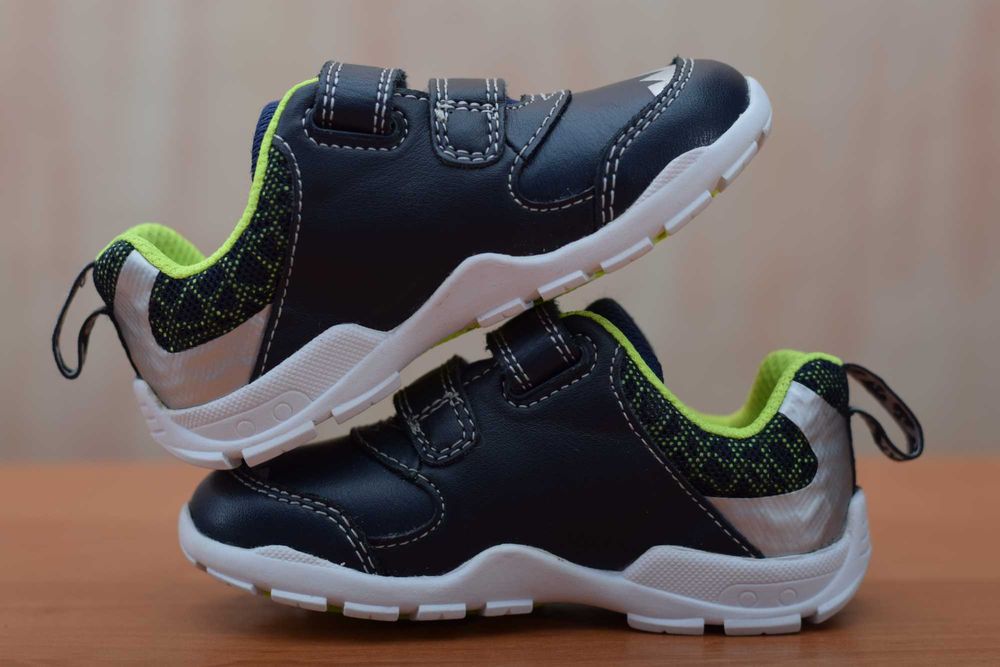 22 розмір. Шкіряні дитячі кросівки Clarks. Оригінал