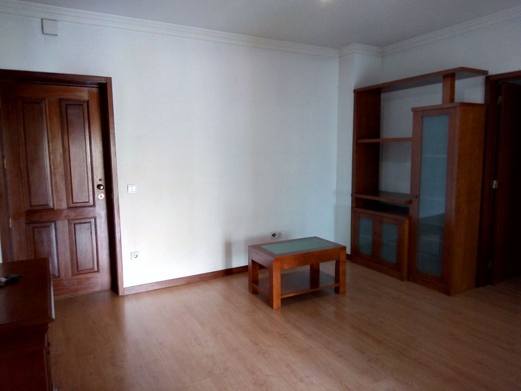 Apartamento T1 com garagem