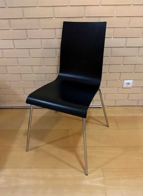 Três cadeiras pretas