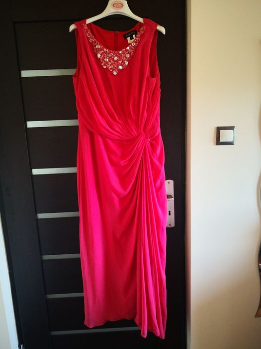 Piękna malinowa suknia