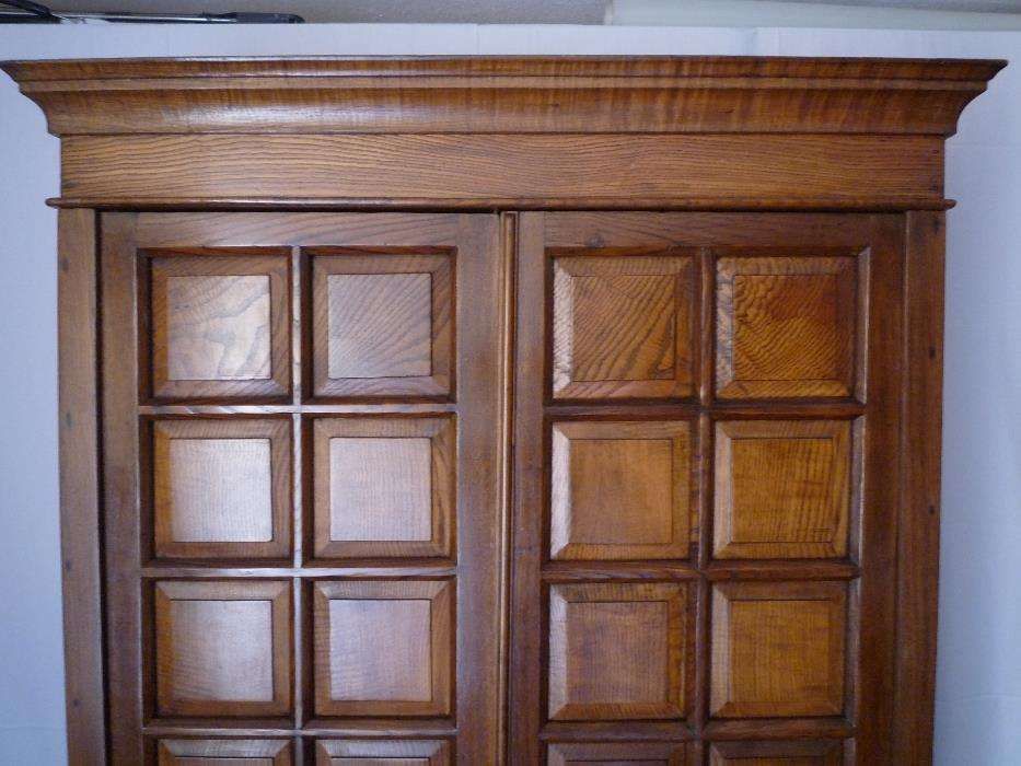 Armário com Portas Almofadadas