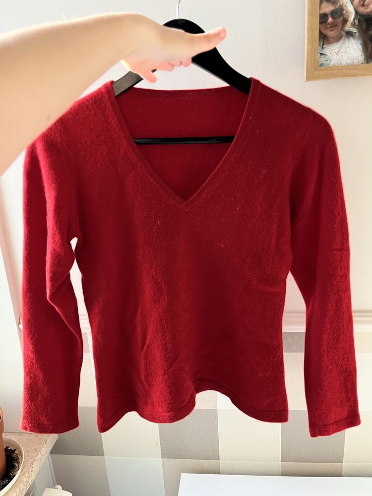 Kaszmirowy czerwony sweter z dekoltem w serek 100% cashmere