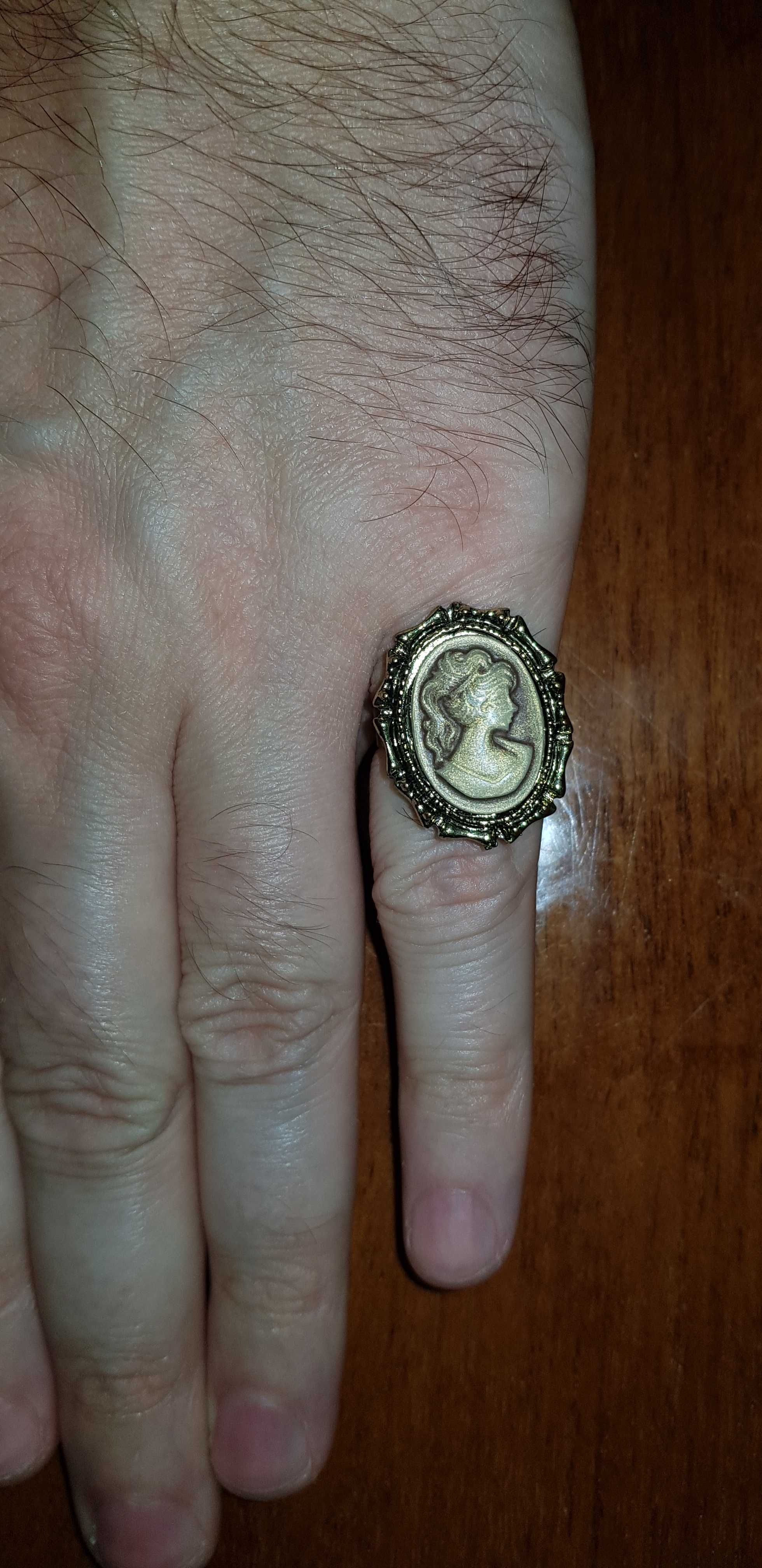 Красивое новое кольцо с "Камеей "