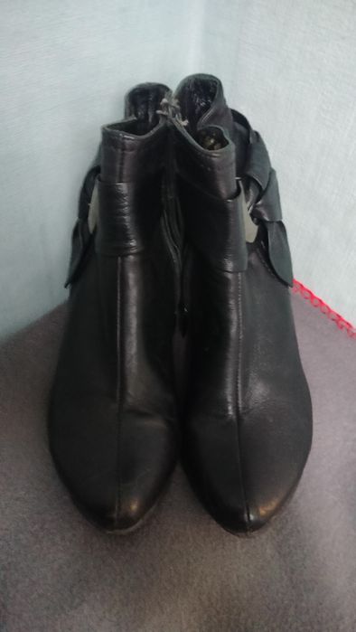 Продаються жіночі зимові ботинки