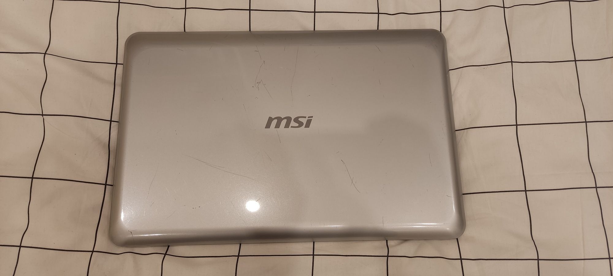 Srebrny laptop MSI