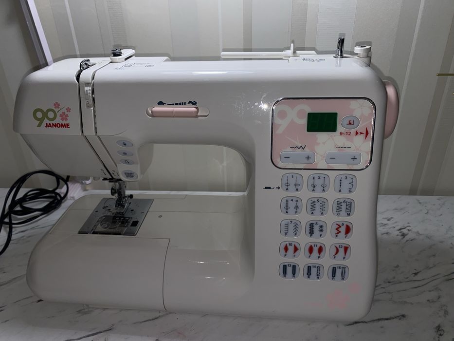 Електронна швейна машина Janome