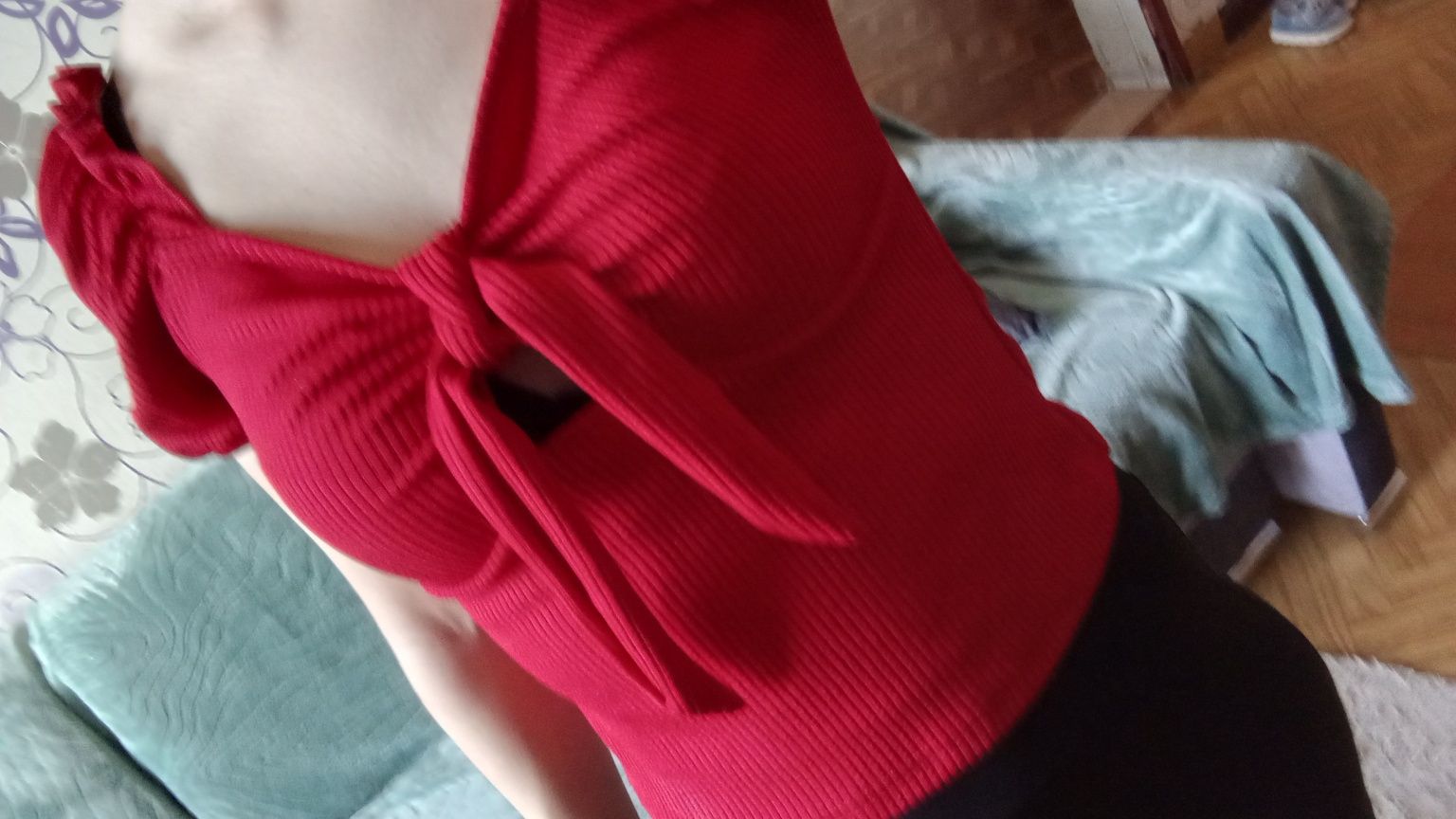 Czerwony top z bufiastymi rękawkami