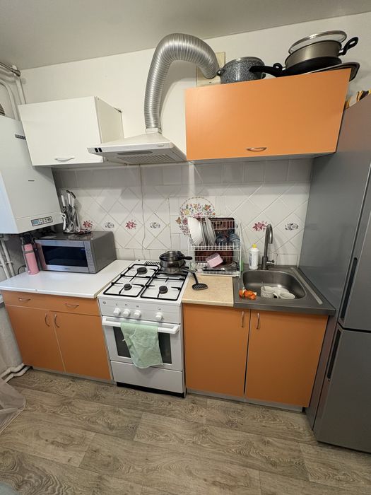 Кухня умивальник газова плита витяжка