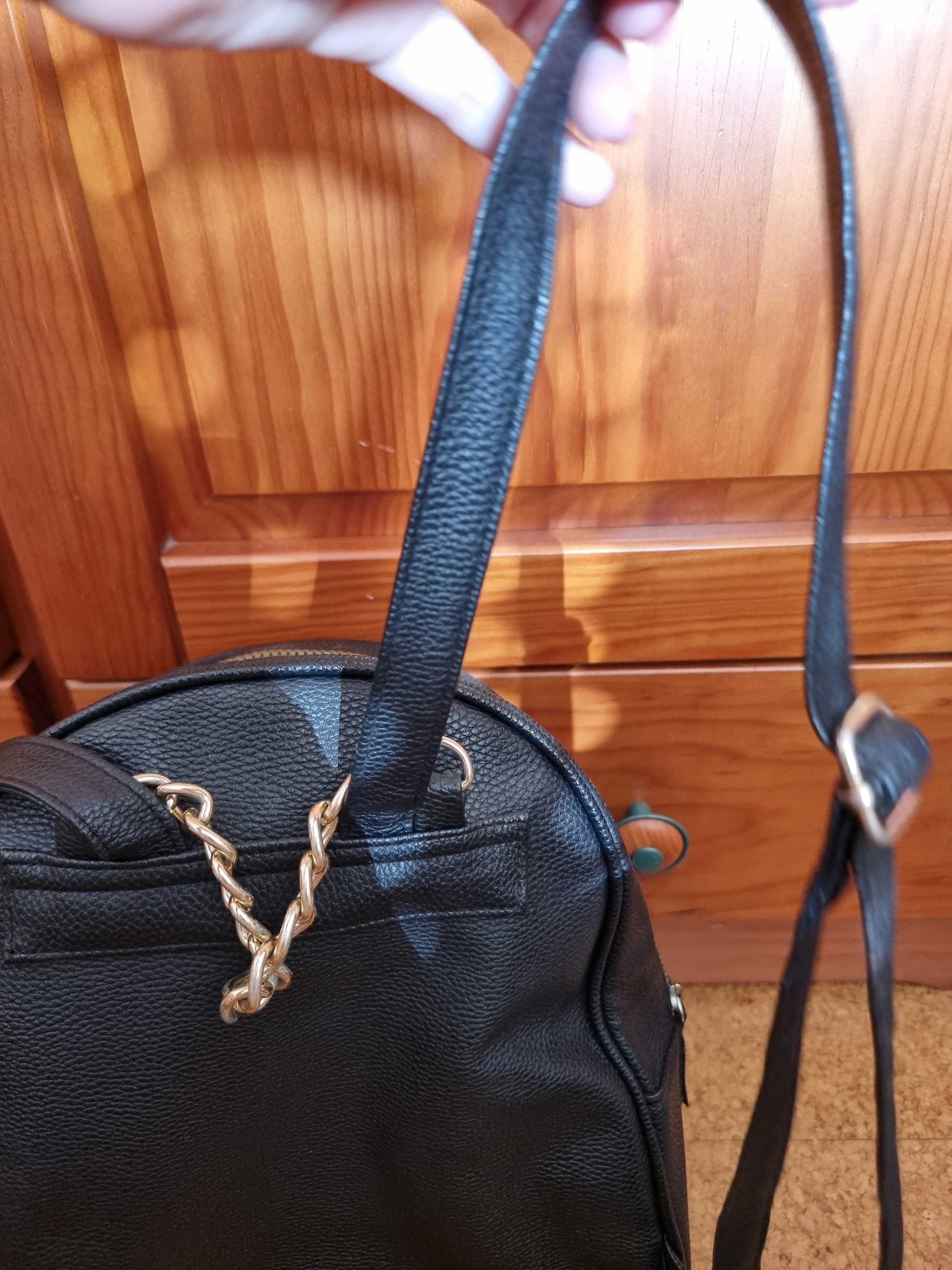 Mochila preta com detalhes dourados Primark