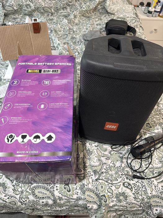 Vendo essa caixa de som com microfone e controle remoto