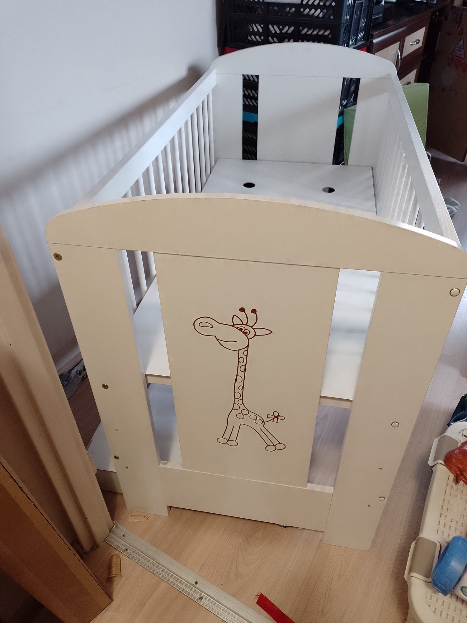 Łóżeczko dziecięce z szufladą, materacem i przewijakiem
