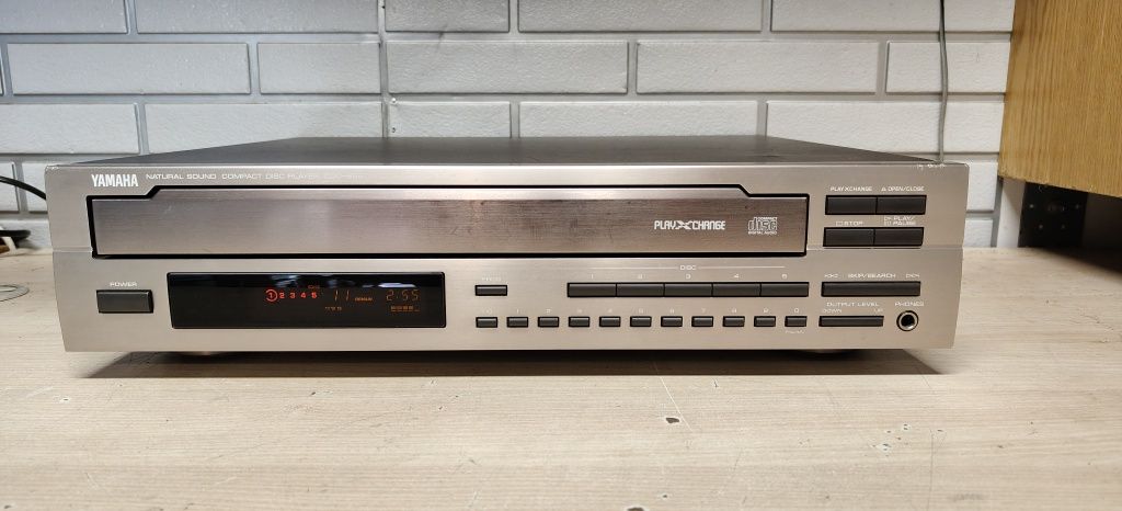 Odtwarzacz CD zmieniarka YAMAHA CDC-655.