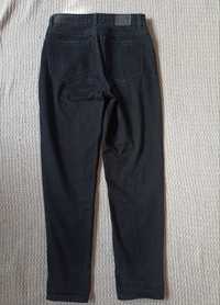 Czarne spodnie jeansowe mom jeans Bershka XS 34