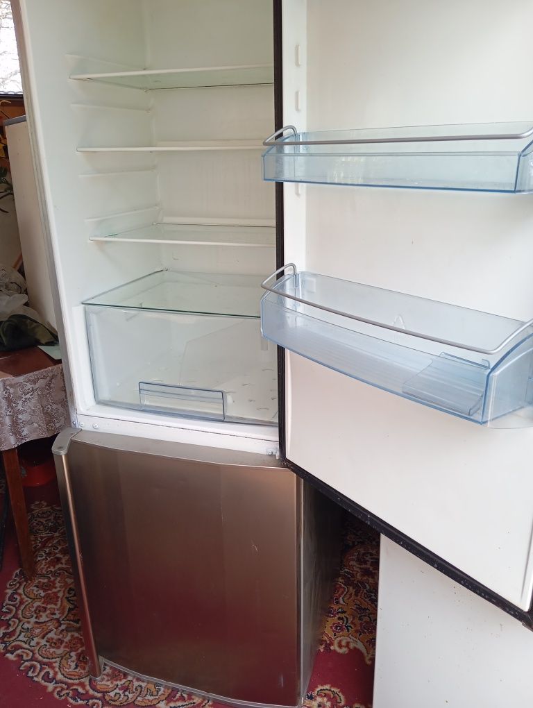 Продам холодильник AEGбв