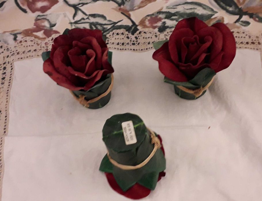 Três rosas de decoração em papel