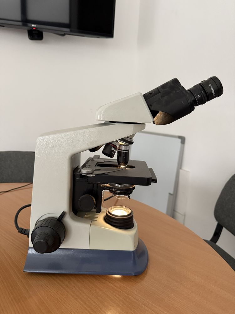 Microscópio N-180 M
