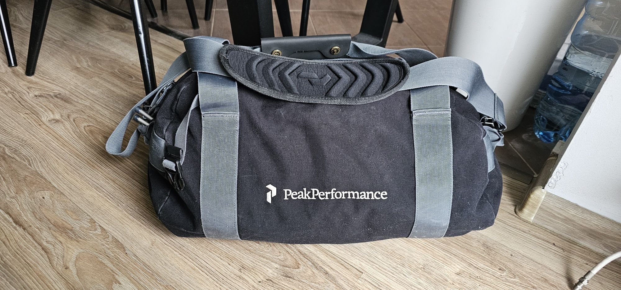 Torba podróżna PEAK PERFORMANCE na ramię wymiary na zdjęciach