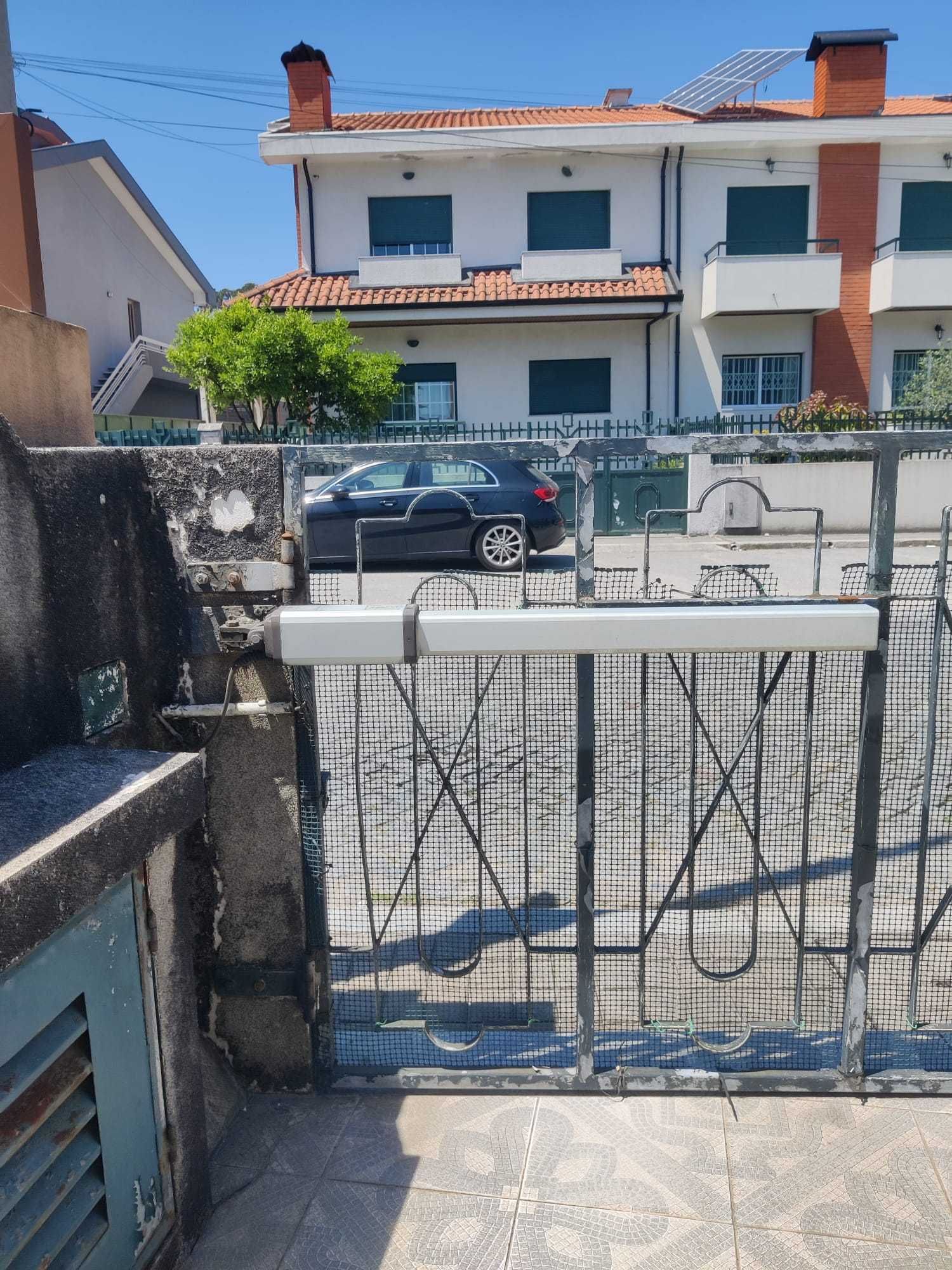 Portão com comando, grades e caixa de correio