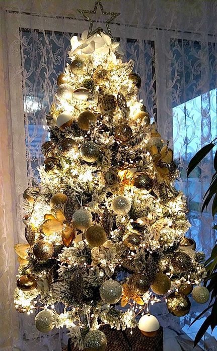 Ekskluzywna choinka z bombkami i lampkami LED